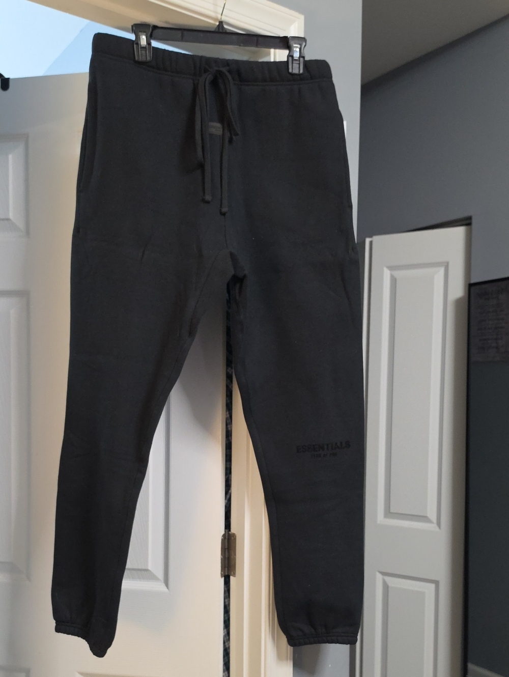 ESSENTIALS Fear of God Jet Black Men's Jogger Sweatpants - Picture 1 of 10